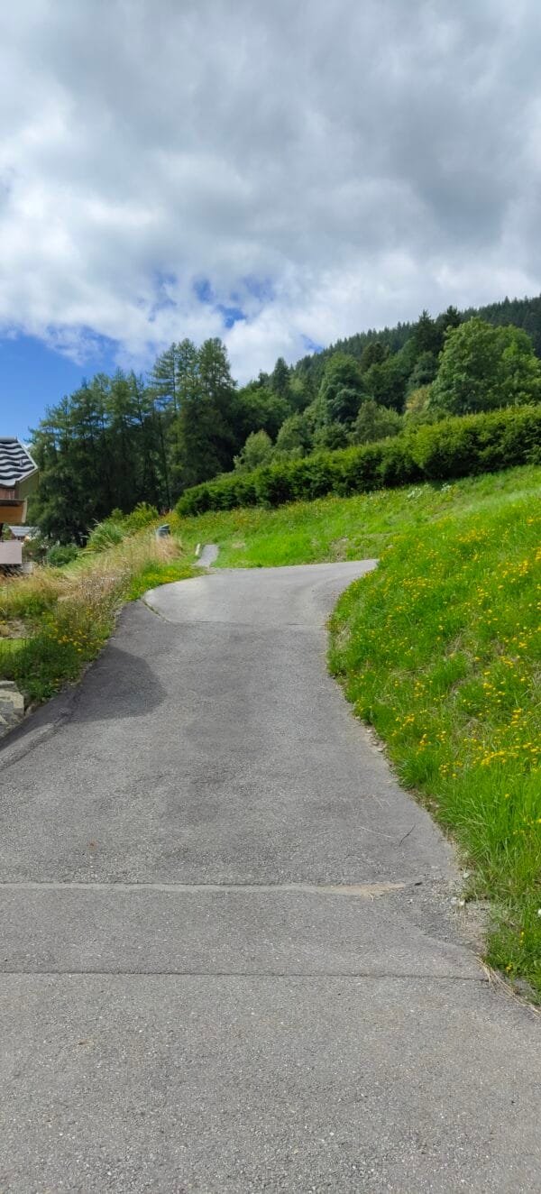 Monter et prendre le chemin pédestre