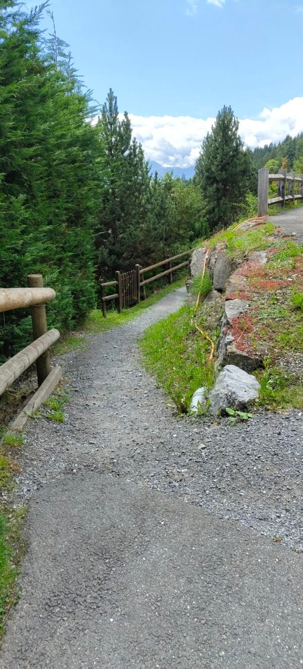 Prendre à gauche sur le chemin pédestre